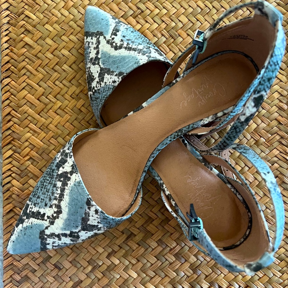 Crown vintage 7.5 pumps snakeprint/animalprint style 2.5-3 inheel, ankle strap